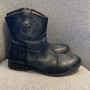FRYE -Melissa Button Short boots in black distressed leather. Size 10